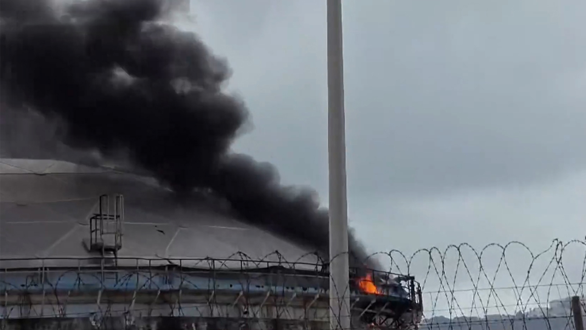 חיפה על הכוונת: התקיפה המשולבת מאיראן ולבנון וההרס בבתי הזיקוק