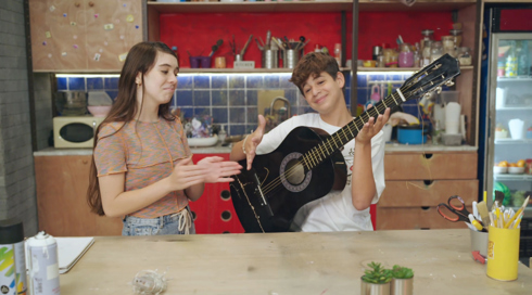 הגיטרה של אלון | פרק 4