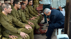 ראש הממשלה בנימין נתניהו עם מתגייסים בבקו"ם, ארכיון