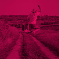 גבר מטייל בשדה חיטה