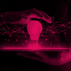 נורת חשמל על מחשב נייד