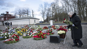 ניצולת מחנה הריכוז בוכנוואלד מניחה פרחים באתר ההנצחה ביום השנה ה-77 לשחרור המחנה