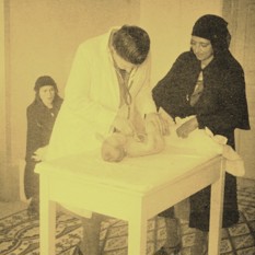 ד"ר הלנה כגן מטפלת בילדים