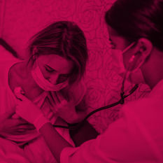 אישה בבדיקה