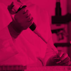 מדען מזריק חומר לבקבוקון