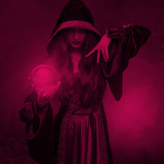 מכשפה עם כדור בדולח