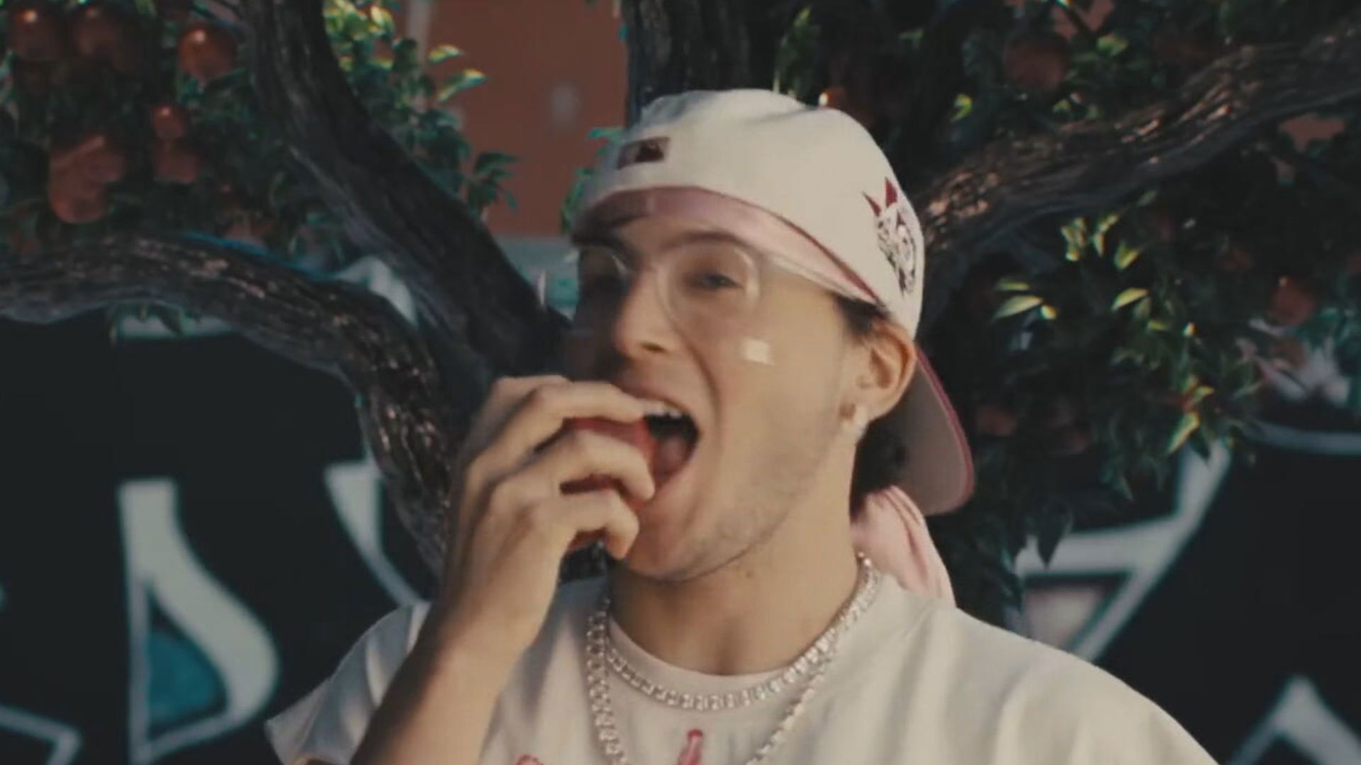 שחר טבוך, מתוך הקליפ של "טוק טו מי"