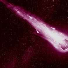 מטאור נופל בשמיים.Shutterstock מטאור נופל בשמיים